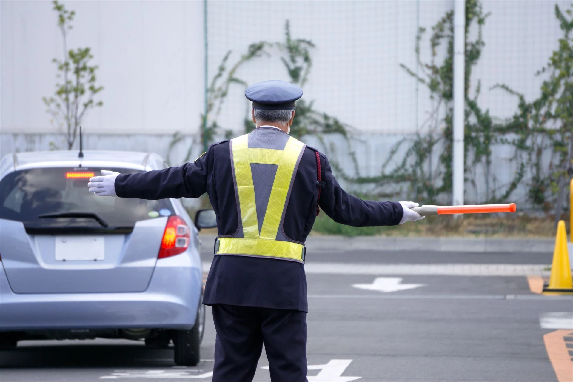駐車場て_交通誘導する警備員